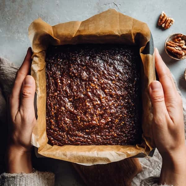 date brownies baking