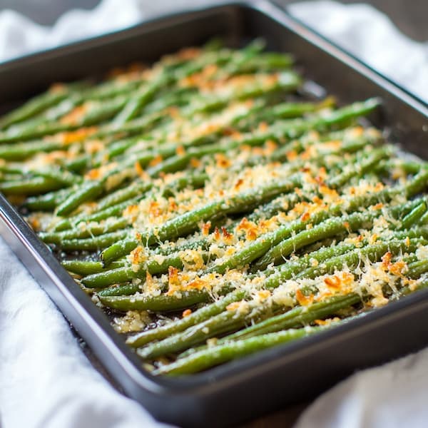 roasted green beans on a baking sheet