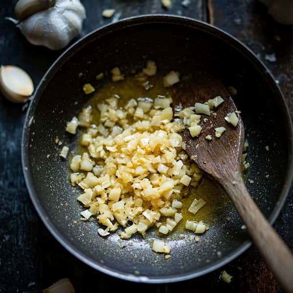 white pizza garlic sauting