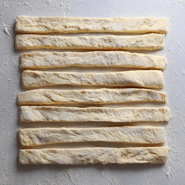 garlic knots dough strips