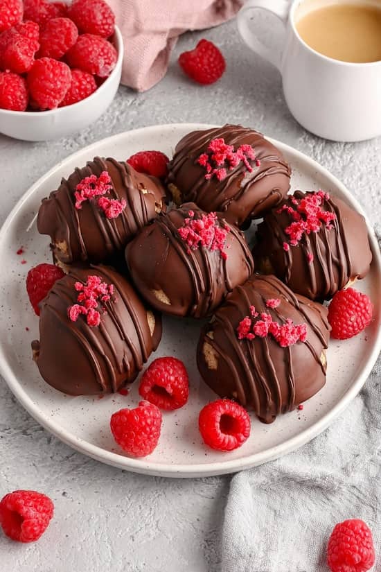chocolate raspberry yogurt clusters